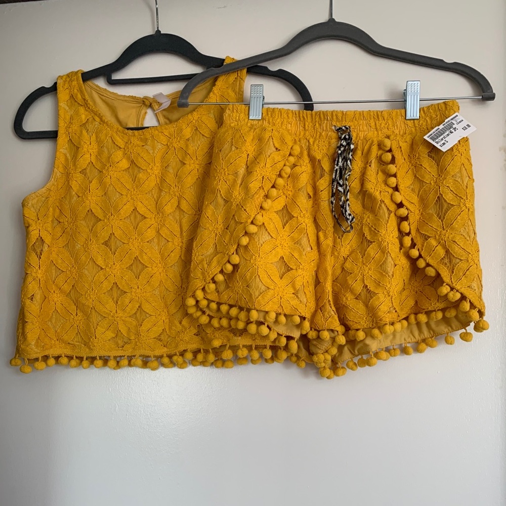 Small 2 piece set with Pom poms